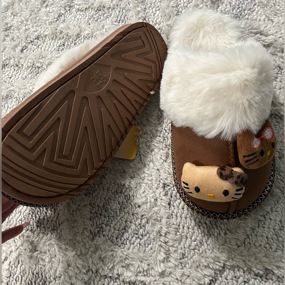 Hello Kitty Slippers - Picture 3 of 4